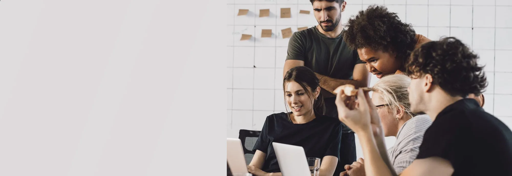 Ein Team arbeitet gemeinsam an Laptops — Sinnbild für die Entwicklung von Clean-Core-Erweiterungen
